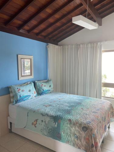 ein Schlafzimmer mit einem großen Bett mit blauen Wänden in der Unterkunft BANGALÔ PRAIA DE MURO ALTO/PORTO DE GALINHAS in Porto De Galinhas