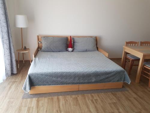 uma cama num pequeno quarto com uma mesa em Barbora em Kašperské Hory