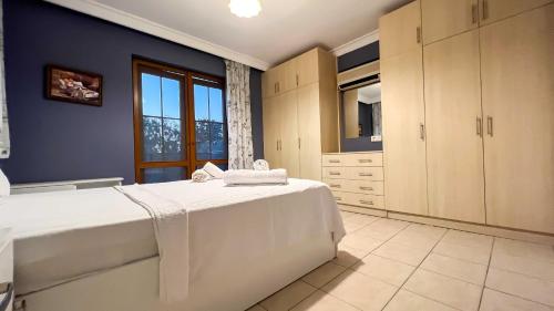 Postel nebo postele na pokoji v ubytování Cem Can Luxury Villa - Private Pool - Oludeniz, Fethiye