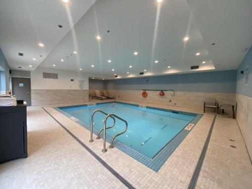 a large swimming pool in a building at Holiday Inn Express & Suites - Courtenay - Comox by IHG in Courtenay