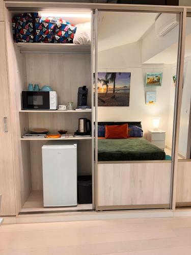 Cette chambre comprend un placard avec un lit. dans l'établissement Chambre cozy spacieuse, intra-muros, clim, parking, à Aigues-Mortes