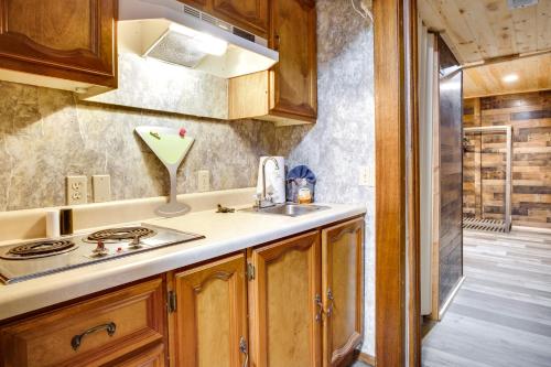 Η κουζίνα ή μικρή κουζίνα στο Private Dock and Fire Pit Camdenton Retreat!