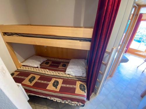 um beliche com duas camas num quarto em Studio Châtel, 1 pièce, 4 personnes - FR-1-693-23 em Châtel