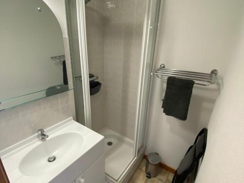 uma casa de banho branca com um lavatório e um chuveiro em Studio Châtel, 1 pièce, 4 personnes - FR-1-693-23 em Châtel