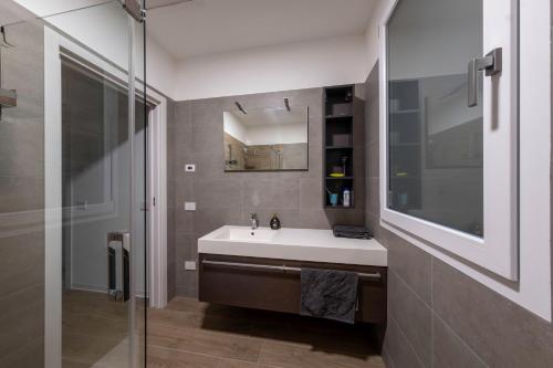 a bathroom with a sink and a shower at Casa Ardesia 
