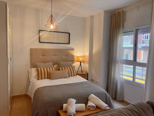 マラガにあるLoft Plaza Bailenのベッドルーム1室(ベッド1台、タオル2枚付)
