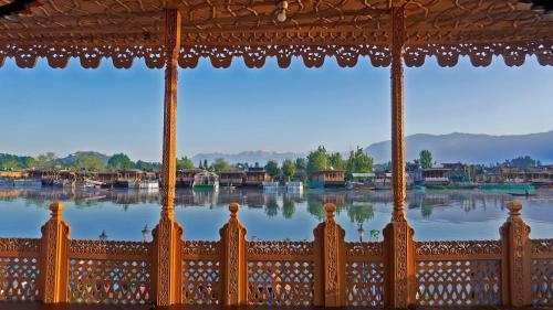 - une vue sur l'eau depuis la fenêtre de la maison dans l'établissement Gulbahaar Group Of HouseBoats, à Srinagar