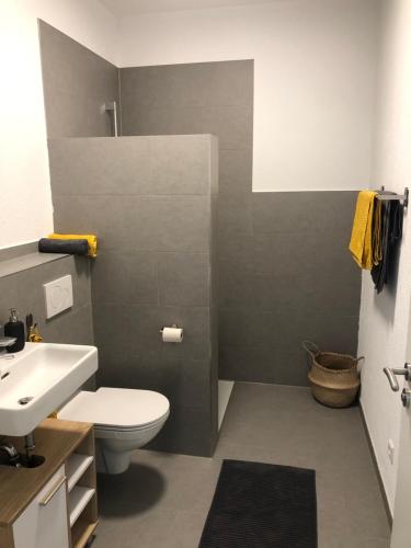 ein Badezimmer mit einem weißen WC und einem Waschbecken in der Unterkunft Schöne Wohnung in Schwaigern in Schwaigern