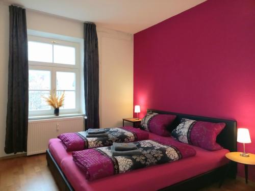 a couch in a room with a pink wall at Top! Wohnung direkt am Fuß der Berge im Oberallgäu in Immenstadt im Allgäu