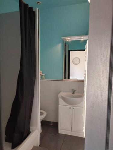 阿爾勒的住宿－Studio，浴室设有白色水槽和镜子