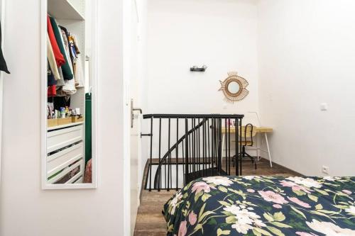 een slaapkamer met een bed en een kast bij Duplex en plein centre historique Aix en provence in Aix-en-Provence