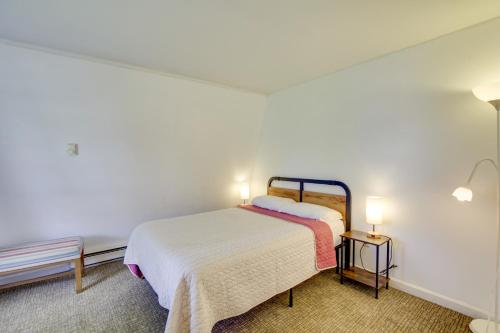 niewielka sypialnia z łóżkiem i 2 lampami w obiekcie Old Orchard Beach Vacation Rental, Walk to Ocean! w mieście Old Orchard Beach