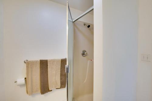 prysznic ze szklanymi drzwiami i ręcznikiem w obiekcie Old Orchard Beach Vacation Rental, Walk to Ocean! w mieście Old Orchard Beach