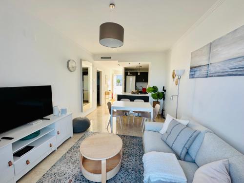 Scenic Sea, Mountain & City View Holiday Apartment - Sea, Mountains and City Right in Front