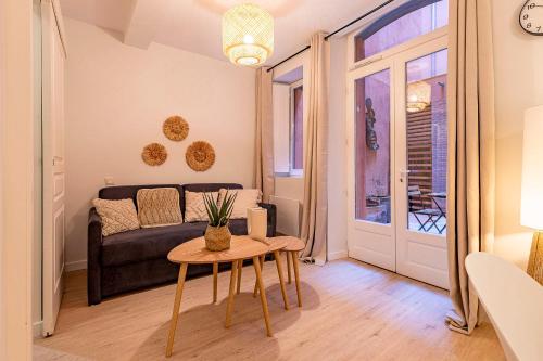 un salon avec un canapé et une table dans l'établissement love cocoon with beautiful terrace, à Toulouse