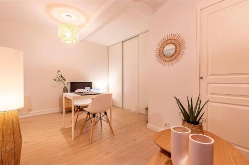 une salle à manger avec une table et un miroir dans l'établissement love cocoon with beautiful terrace, à Toulouse