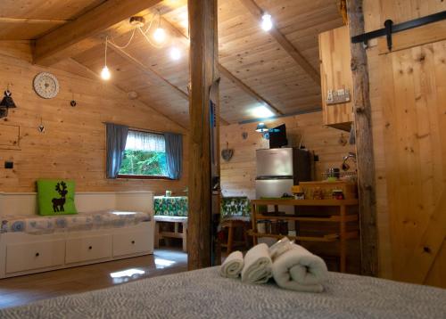 Habitación con paredes de madera y cocina con toallas. en Borgo Don Camillo en Cutigliano