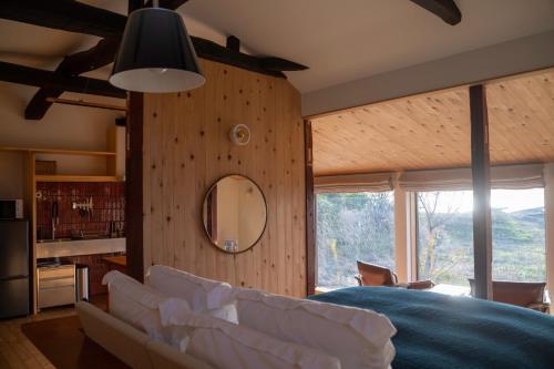 ein Schlafzimmer mit einem großen Bett und einem Spiegel in der Unterkunft sailor's house - Vacation STAY 77417v in Wajima