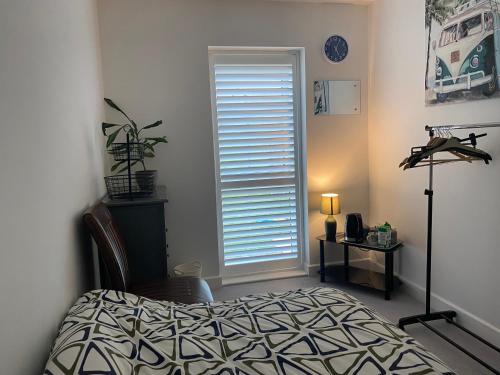 a bedroom with a bed and a window with blinds at Double room to rent in Newhaven