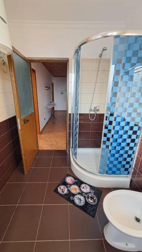 a bathroom with a shower and a sink and a toilet at Appartamento vicino al centro storico in Shkodër