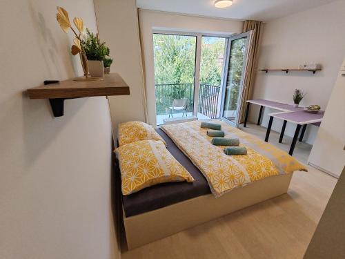 una camera da letto con letto con cuscini e balcone di A Star Apartment Brno with Terrace a Brno
