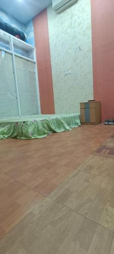 an empty room with a green sheet on the floor at House of Nadifsa in Wendit