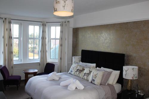 sypialnia z dużym łóżkiem z ręcznikami w obiekcie The Carradale Hotel w mieście Carradale