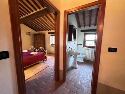 a room with a bathroom with a bed and a mirror at Casa Mae in Sarteano