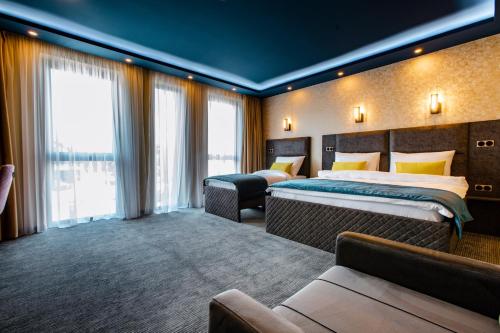 比哈奇的住宿－HOTEL LOBBY，酒店客房,设有两张床和一张沙发
