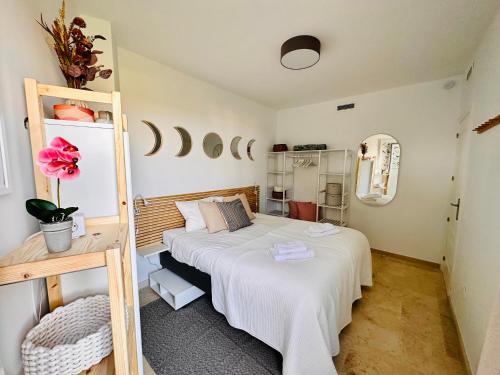 Scenic Sea, Mountain & City View Holiday Apartment - Sea, Mountains and City Right in Front