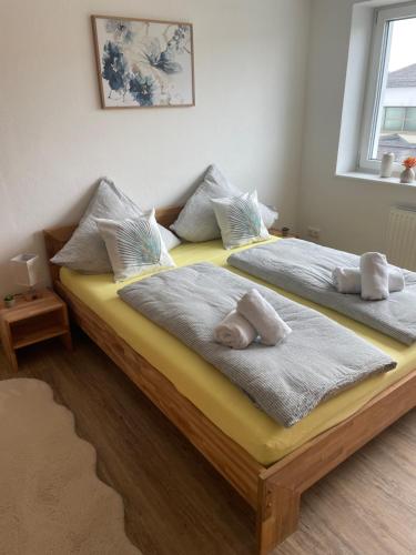 1 dormitorio con 2 camas y toallas. en AM Fleurystr, ALL NEW, komfortabel, ZENTRAL in Amberg!!!, en Amberg