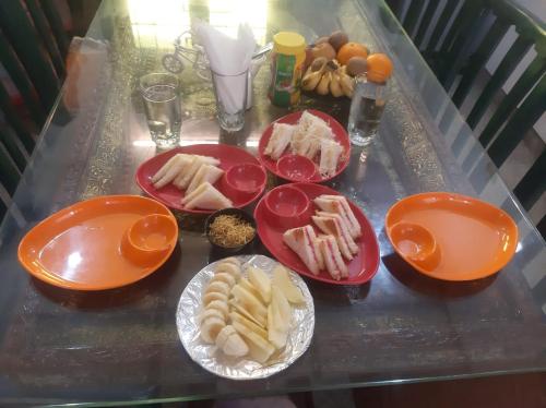 uma mesa com pratos de comida em Junglee Nest Holiday Home & Huts em Mahabaleshwar