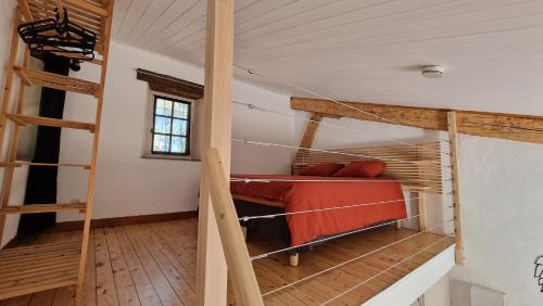 Puyloubier的住宿－Studio Au Pied De La Sainte Victoire，房屋内一间带双层床的卧室
