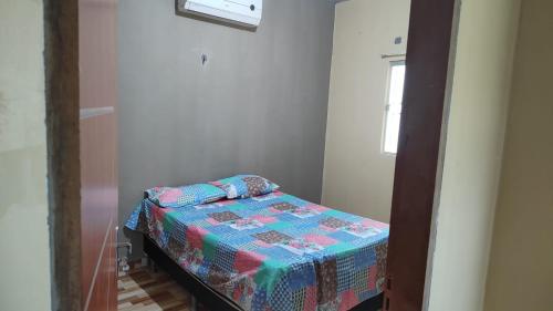 - une petite chambre avec un lit doté d'une couette dans l'établissement CASA ALTER CARDOSO DA ROCHA, à Alter do Chão