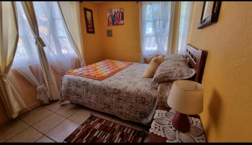 een kleine slaapkamer met een bed en een raam bij Casa privada Hospedaje Rural Oro tinto in Santa Cruz