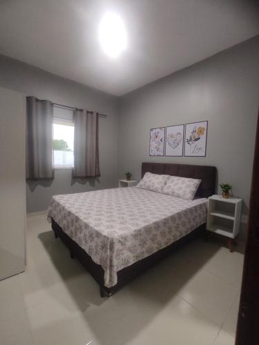 1 dormitorio con 1 cama grande en una habitación en Dunas residence casa 15- Lençois Maranhense, en Santo Amaro