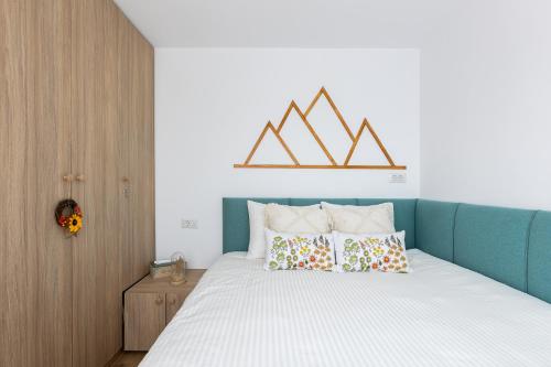 希爾內亞的住宿－Zen Nest Tiny House，一间卧室配有带白色床单和枕头的床。