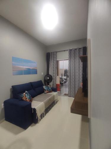 聖阿馬魯的住宿－Dunas residence casa 15- Lençois Maranhense，客厅设有蓝色的沙发和窗户。