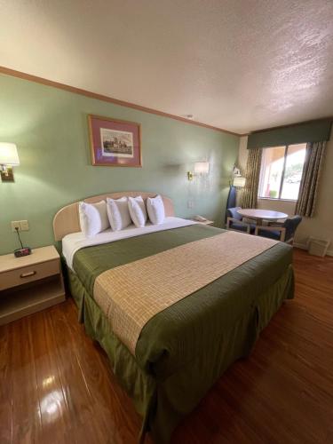 Un pat sau paturi într-o cameră la Travelodge by Wyndham Holbrook