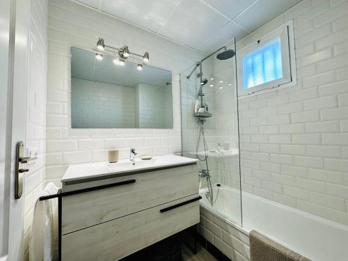 Scenic Sea, Mountain & City View Holiday Apartment - Sea, Mountains and City Right in Front