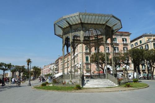 una gran estructura metálica frente a un edificio en CENTRAL BLISS, en Castellammare di Stabia
