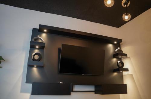 TV a/nebo společenská místnost v ubytování North Breeze Guest House 1