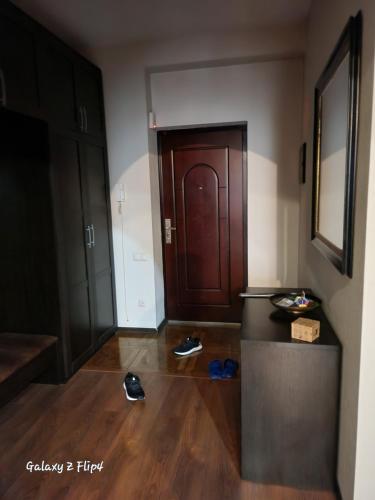 um quarto com uma porta e sapatos no chão em Hatai em Baku