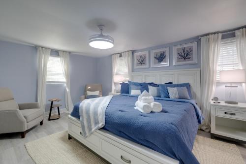 ein blaues Schlafzimmer mit einem Bett mit zwei Teddybären darauf in der Unterkunft Waterfront Lusby Home with Deck and Stunning Views! in Lusby