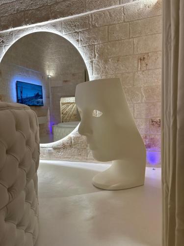 Eine Skulptur eines Kopfes, die in einem Zimmer auf dem Boden sitzt in der Unterkunft Secret Suite in Monopoli