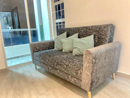 kanapę z poduszkami w salonie w obiekcie Bonito Apartamento Monteria w mieście Montería