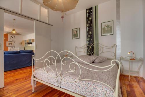 1 dormitorio con 1 cama y 1 sofá azul en Apartments Mandarina, en Mali Lošinj