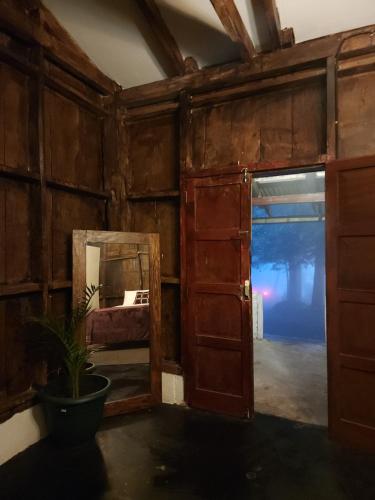 una porta aperta in una stanza con specchio di Bosko cerro verde 