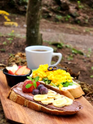 - une assiette de petit-déjeuner et une tasse de café dans l'établissement Bosko cerro verde, à Lomas de San Marcelino