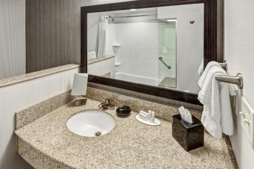 Un baño de Courtyard Lima